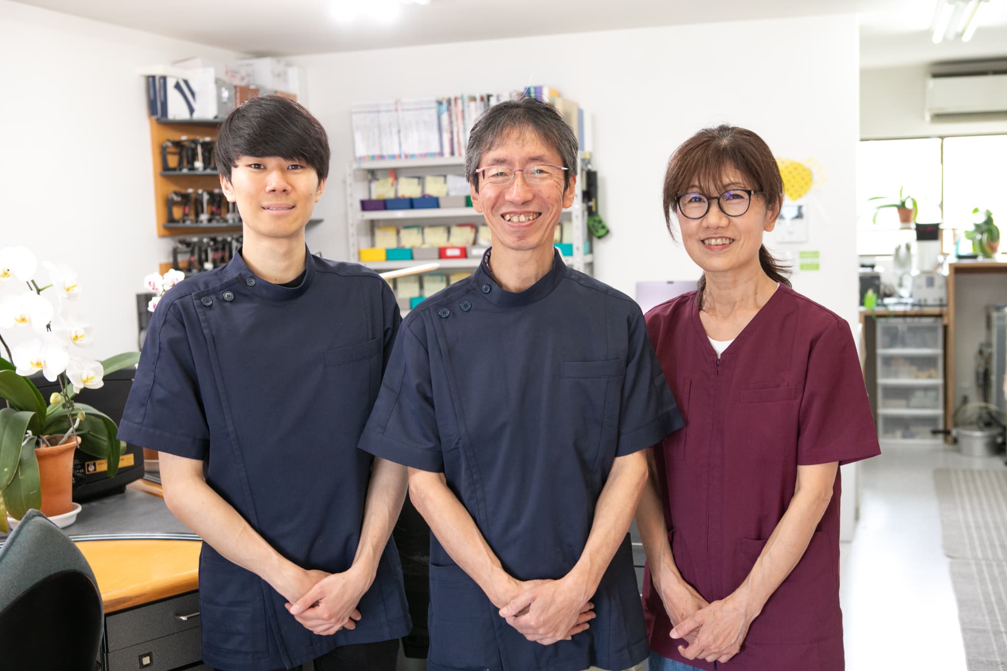 歯科技工物を削っている写真